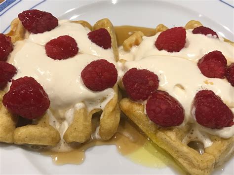 These contain both milk, egg, and gluten. Gluten free waffles with raw whipped cream, organic ...