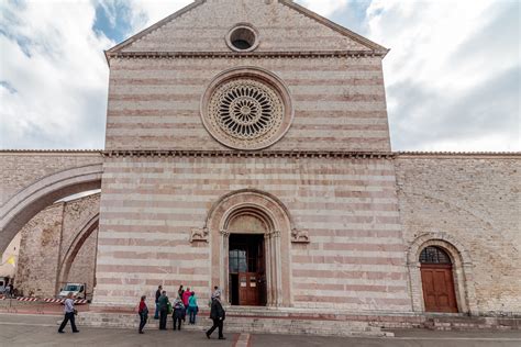 The basilica church of santa chiara faces via benedetto croce, which is the easternmost leg of via spaccanapoli. Basilica di Santa Chiara in Assisi