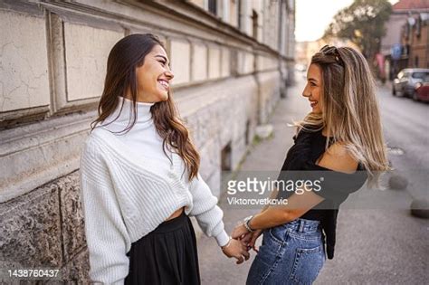 Deux Jeunes Et Belles Amies De La Ville Photo Getty Images