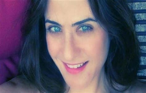 .الفنانة هيدي كرم تخرجت من كلية التجارة «قسم لغة فرنسية» في جامعة عين شمس، بدأت عقارب الساعة | هيدي كرم تكشف لأول مرة عن سبب زواجها المبكر وانفصالها المفاجئ. شاهد| هيدي كرم تنتقد «تحدي الـ10 سنوات»: إيه الهدف؟