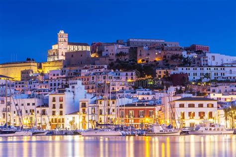 Ibiza Dalt Vila Céntrico En La Noche Con Reflejos De Luz En El Agua