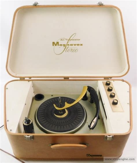 Vinyl Engine Magnavox Suitcase Player 2