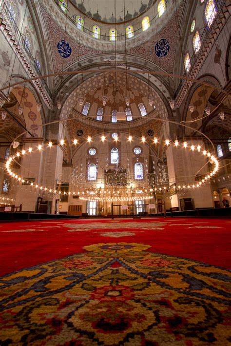 Sie verleihen ihren wohnräumen ein warmes, gemütliches ambiente und lassen sich. Innere Istanbul-Moschee Mit Rotem Teppich Stockfoto - Bild ...