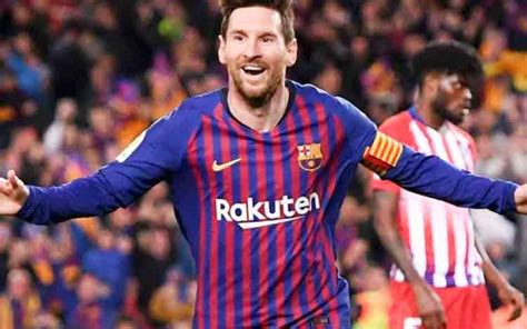 Lionel messi height 5 feet 7 inches (170 cm/ 1.70 m) and weight 67 kg (148 lbs). Lionel Messi for the 3rd consecutive time won the Golden ...