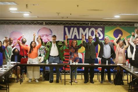 Sem presença de Lula PT e federação oficializam candidatura