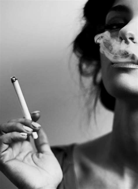 دختر سیگار دود
