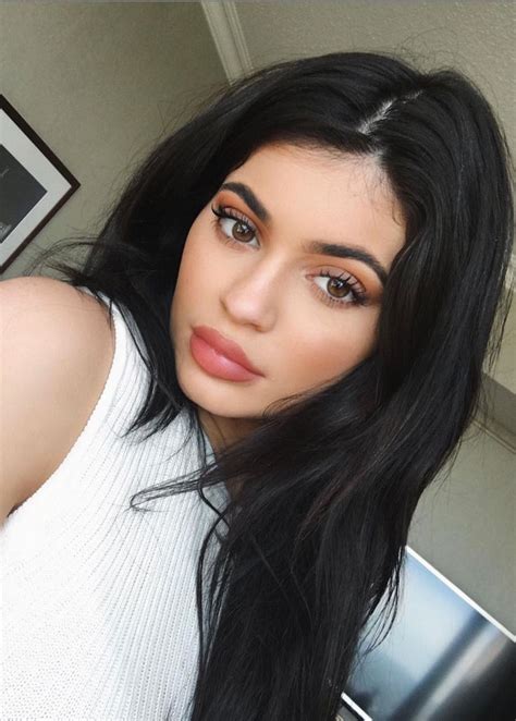 Kylie Jenner Makeup Use Famous Person