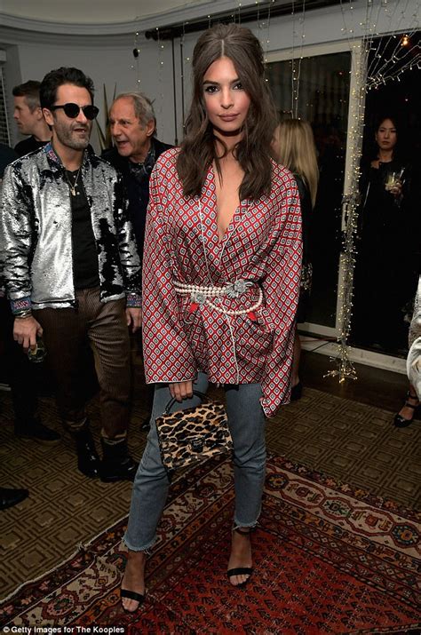 Emily Ratajkowski Stuns In Patterned Top And Jeans Daily Mail Online