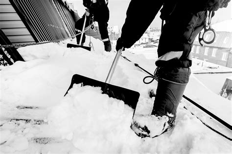 3 Reasons To Hire A Professional Roofer For Snow Removal • Above All