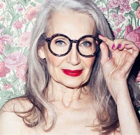 Eyeglasses To Tweak Your Chic After 40 Stylish Older Women Grey Hair And Glasses Grey Hair