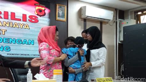 Haru Bocah Korban Kekerasan Di Cirebon Akhirnya Bertemu Ibu Kandung