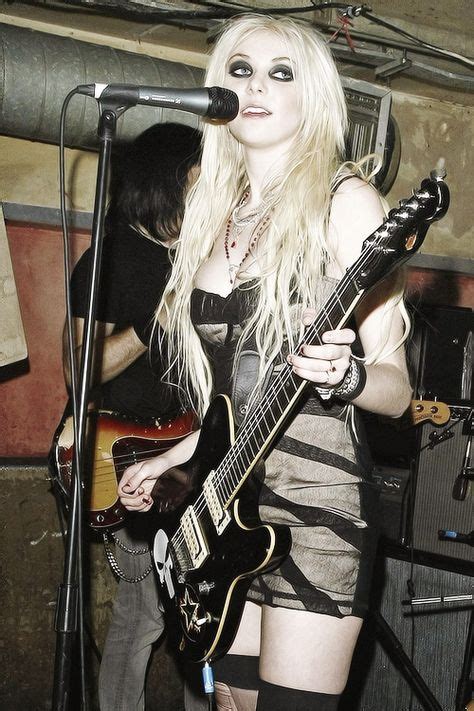 Taylor Momsen Of The Pretty Reckless Bands And Artists Taylor