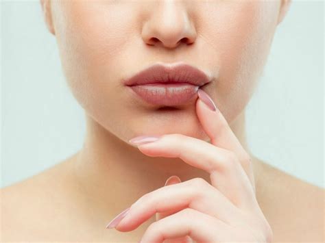 Masalah bibir kering ini tidak hanya pada saat bibirnya terasa kering dan pecah pecah, tidak sedikit orang akan menggigit atau menjilat bibirnya. Bibir anda gelap? Ketahui puncanya