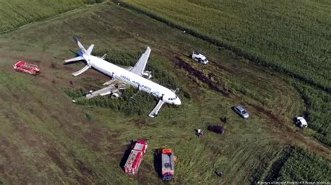 Plane Crash Lands After Hitting Flock Of Birds Dw 08152019