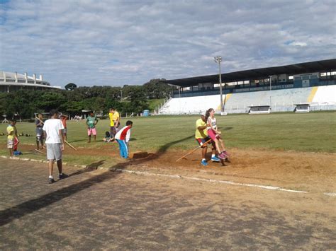 Parte das competições de atletismo é composta por modalidades de salto. Projeto 'caça' talentos no atletismo em Marília • Marília ...