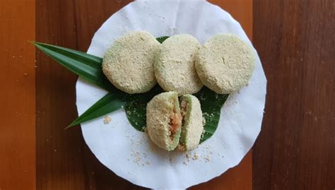 Pada wadah terlebih dahulu diberi gula merah atau campuran dengan gula putih. Resep Kue Tepung Gomak, Jajanan Legendaris di Kepulauan Riau untuk Berbuka Puasa - kumparan.com