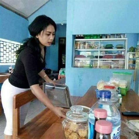 kenalkan ini ita si cantik pelayan warung di nganjuk yang sempat heboh di medsos