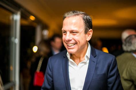 Idosa é vacinada e agradece joão doria. João Doria: "Se for prefeito, vou vender o Pacaembu ...