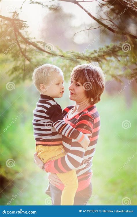 La Madre Y El Hijo Comunican Parquean Foto De Archivo Imagen De