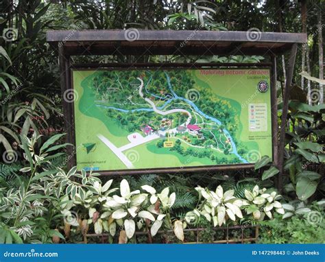 Ett Informationsteckenbräde På Makiling Botaniska Trädgårdar