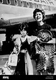 Rita Hayworth mit Tochter Yasmin, New York Airport, 1961 ...