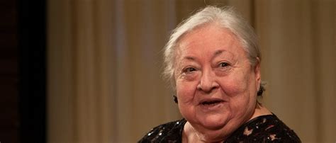 Hajdani szépsége ma is feldereng arcán, mégsem primadonnaként gondolunk rá (holott volt az is), hanem különleges, egyedien formált karakterei bukkannak elő az emlékezetből. Molnár Piroska a Goldmark teremben | Mazsihisz