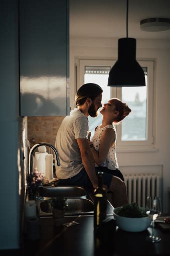 낭만적임 커플입니다 주방 커플에 대한 스톡 사진 및 기타 이미지 커플 부엌 키스 Istock
