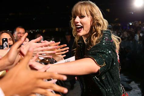 Taylor Swift Donates To Fan Struggling With Medical Bills