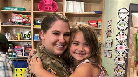 Video Special Military Surprise Mom Surprises Daughter At Clinton