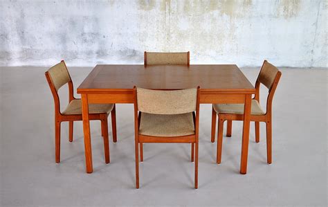 Select Modern Danish Modern Expandable Teak Dining Room Table