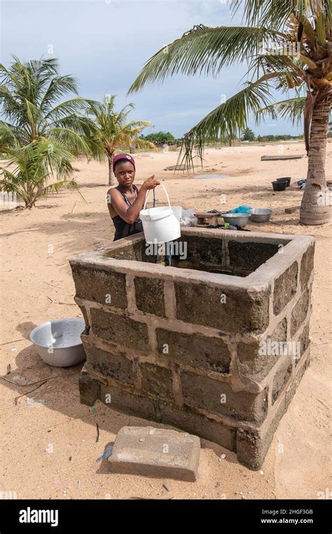 une fille africaine ramasse l eau d un puits qui est utilisé entre autres choses pour laver