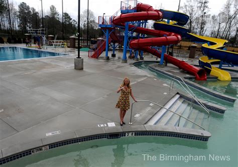 Cobran por niño menos y por adulto más o es igual o por edades. Aquatic Center: Aquatic Center Alabama