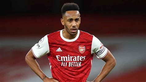 aubameyang stripped of arsenal captaincy for breaking rules