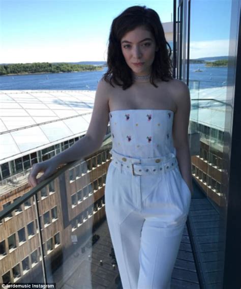 Jun 10, 2021 · lorde is embracing chill summer vibes in her upbeat new track solar power.. Lorde steps out with rumoured boyfriend Justin Warren ...