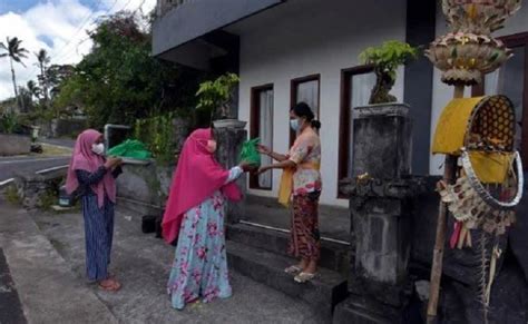 Mengenal Tradisi Lebaran Di Bali Ngejot Dan Megibung