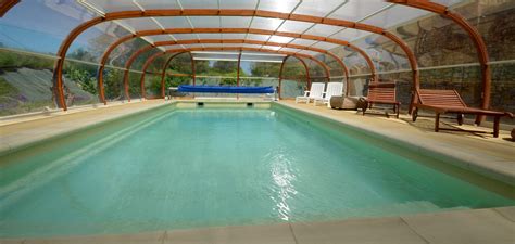 La piscine couverte pour les vacanciers des gîtes