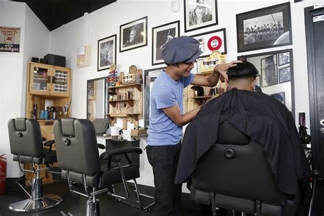 First of all, it is a true men's club, an exclusive service of an elite barbershop and the gathering of real professionals who grow, develop and move only forward. The best barbershops in Kuala Lumpur