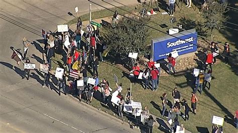 Protest Opposing Vaccine Mandates At Southwest Airlines Dallas Hq Nbc 5 Dallas Fort Worth