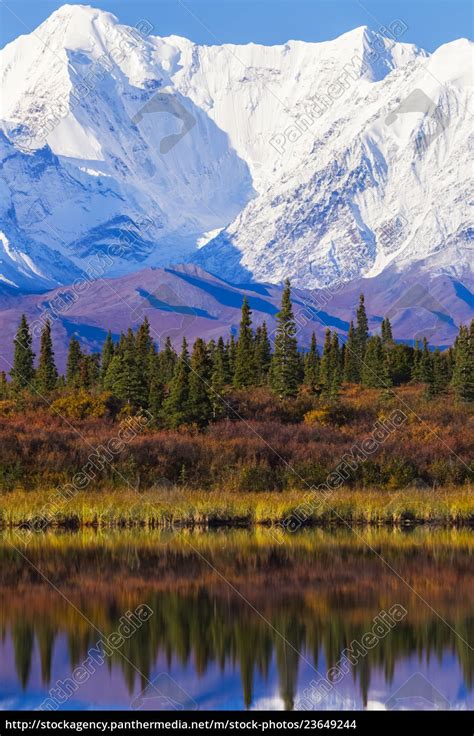 Mcginnis Peak Rises Above Donnelly Lake Im Herbst Lizenzfreies Foto