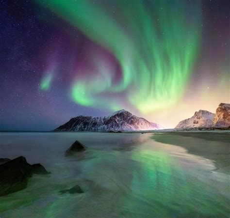 Premium Photo Aurora Borealis On Lofoten Islands Norway Green