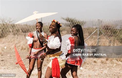 zulu maidens gesture during the annual umkhosi womhlanga at the foto jornalística getty images