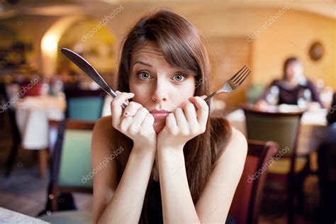 Hungriges Mädchen In Einem Restaurant Stockfotografie Lizenzfreie