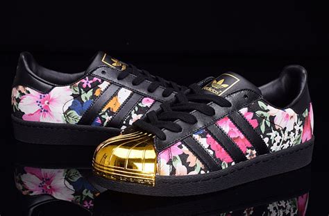 Bei der großen auswahl an styles wirst du dein lieblingspaar auf jeden fall finden. Adidas Superstar 80er Metal Toe schwarz / gold / Blumen ...