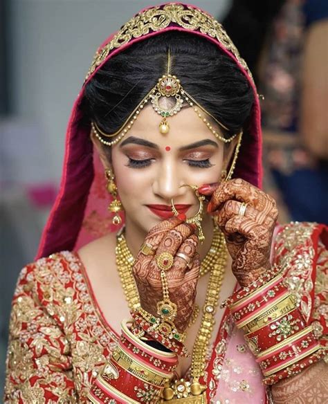 Pinterestaditimaharaj Indian Wedding Poses Indian Bridal Photos Indian Bridal Fashion