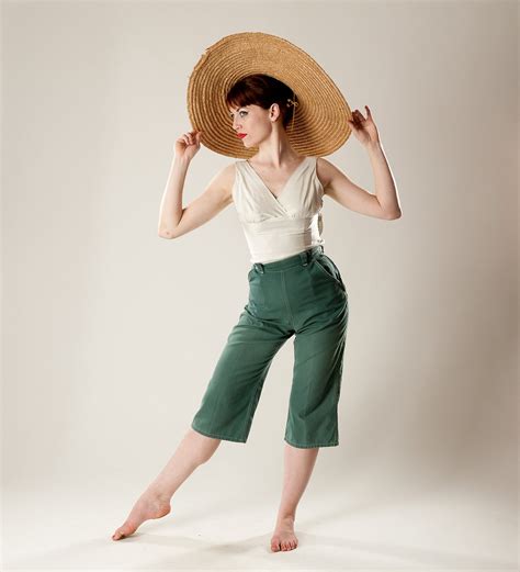 Vintage 1950s Pants Green Sailcloth High Waisted Pedal Pushers