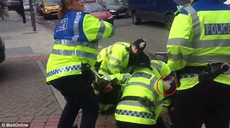 Shock Footage Shows Police Punch Alleged Drug Dealer In Earls Court Daily Mail Online