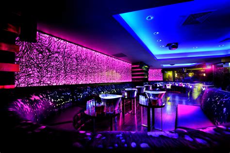 Dazzling Neon Lighting At Club Larc Paris Nightclub Design Bar Design Club Lighting