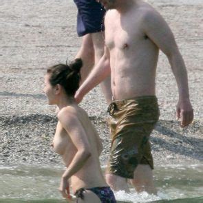 Keanu Reeves Girlfriend China Chow Showed Nude Tits At The Beach