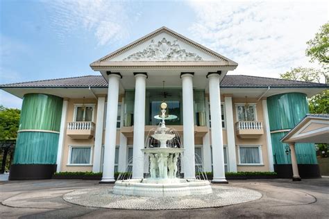 Crazy Rich Asians Tour Singapores Ultra Wealthy Neighbourhoods