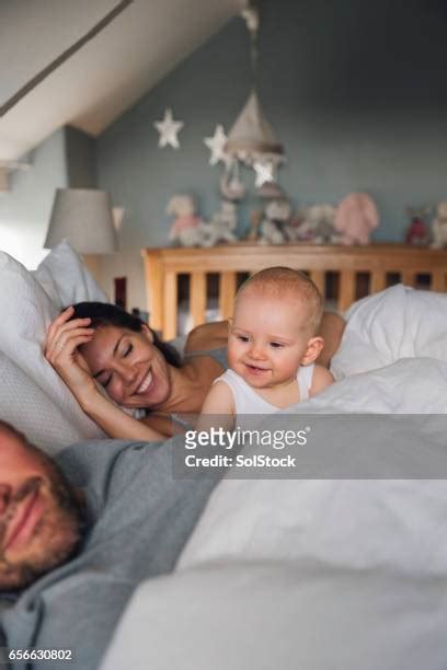 A Mother Waking Up Next To Her Sleeping Child Photos Et Images De